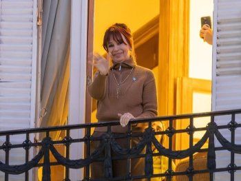 Cristina Kirchner, en el balcón de su departamento en San José 1111, Constitución.