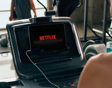 Cómo reaccionamos los argentinos cuando miramos series en la calle