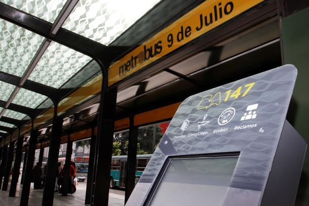 El Metrobus 9 de Julio ya tiene terminales de autoconsulta