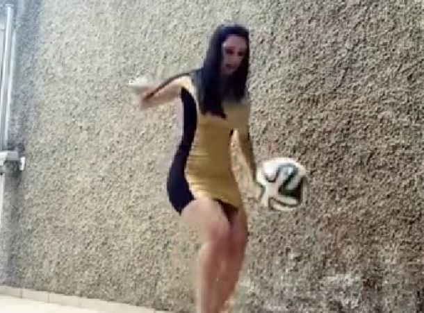 En tacos y minifalda, hace jueguitos y deja a todos con la boca abierta: mirá el video