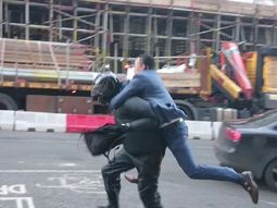 Un hombre de traje detiene a un motochorro