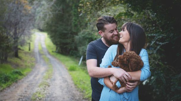Una pareja presentó a su cachorro con la ternura de padres primerizos