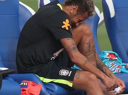 neymar fue lesionado por paulinho, el flamante refuerzo del barcelona neymar fue lesionado por paulinho, el flamante refuerzo del barcelona