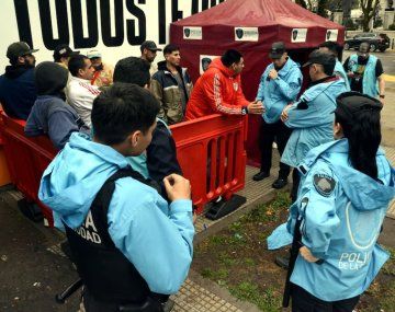 Controles en River y San Lorenzo: casi 70 trapitos demorados y 90 hinchas con admisión
