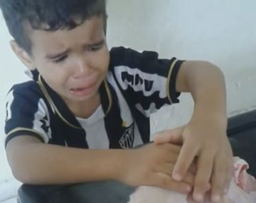 Un nene pide por favor que no se corte un pollo