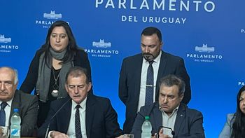 El líder de Cabildo Abierto, Guido Manini Ríos, en conferencia de prensa por un nuevo escándalo en el gobierno uruguayo. El líder de Cabildo Abierto, Guido Manini Ríos, en conferencia de prensa por un nuevo escándalo en el gobierno uruguayo.