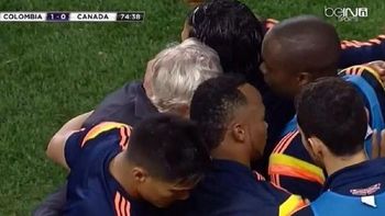 mira el emotivo homenaje a pekerman de los jugadores colombianos mira el emotivo homenaje a pekerman de los jugadores colombianos