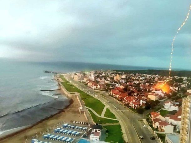 Video: cayó un rayo en Miramar y provocó una explosión