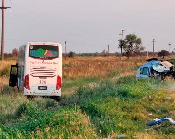 Santa Fe: tres muertos en un choque frontal entre un micro y un auto
