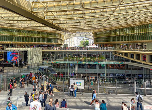 Horror en París: cuatro hombres violaron a una nena de 13 años en el baño de un reconocido restaurante