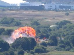 Exhibición trágica en Inglaterra: un avión se estrelló contra una ruta y dejó siete muertos