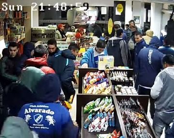 Violento saqueo de 30 barras a un mercado de una estación de servicio