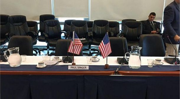 Buitres: con banderas de EEUU, apareció una silla reservada a Singer en Diputados