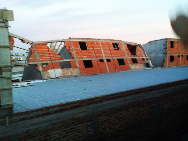 Momento en que se derrumba el techo del supermercado Cooperativa Obrera (Foto: @churex)
