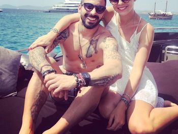 El día de furia de la novia del Pocho Lavezzi: chocó y casi atropella a un cronista