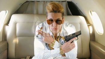 las polemicas fotos de alexander caniggia con un arma