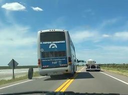VIDEO: Un micro perdió una rueda en plena ruta 3