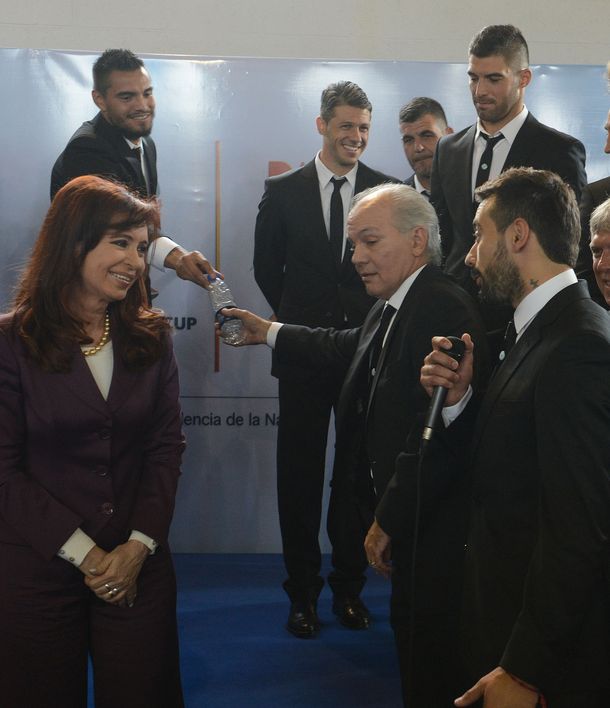 Sabella le devolvió la broma a Lavezzi: Tomá, ¿querés tirarme agua?