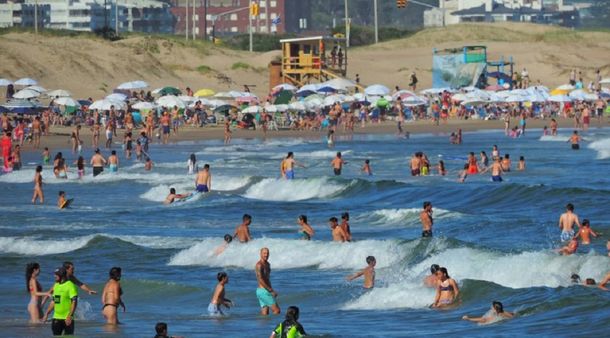 Uruguay volverá a descontar el IVA a los turistas argentinos que viajen este verano
