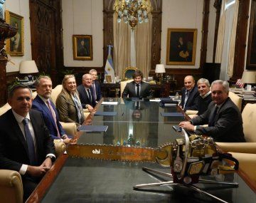 Javier Milei y Luis Caputo, reunidos con el presidente del Banco Interamericano de Desarrollo (BID).