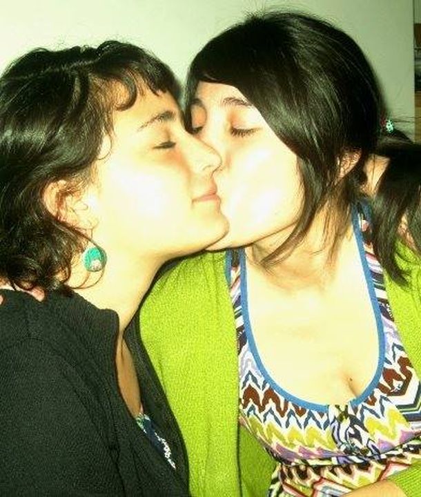 Las jóvenes lesbianas echadas de un bar harán una beseada