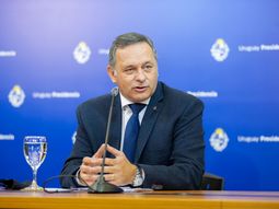 Álvaro Delgado cuestionó los dichos de Fernando Pereira en conferencia de prensa. Álvaro Delgado cuestionó los dichos de Fernando Pereira en conferencia de prensa.