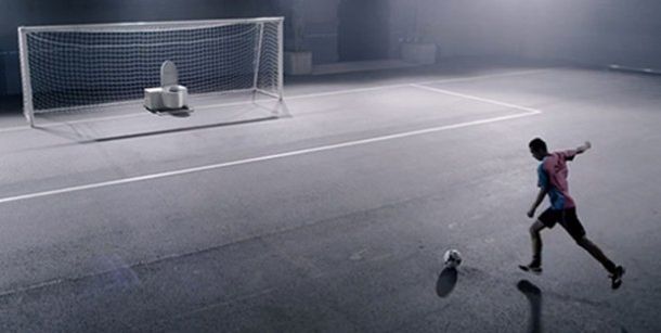 El increíble inodoro que ataja todo tipo de penales