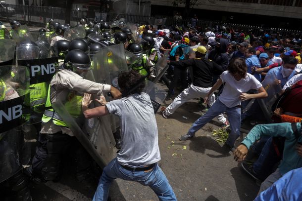 Al menos nueve heridos en una marcha opositora en Caracas