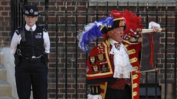 El pregonero Tony Appleton (d) anuncia el nacimiento. El pregonero Tony Appleton (d) anuncia el nacimiento.