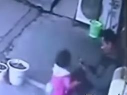 Su pequeña hija lo salva de ser arrollado por un camión
