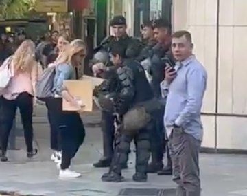 Lilia Lemoine repartió comida a los gendarmes durante el megaoperativo en el Congreso