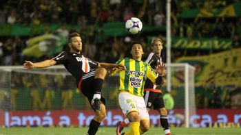 Nicolás Domingo (River) y Pablo Lugüercio (Aldosivi) disputan una pelota dividida Nicolás Domingo (River) y Pablo Lugüercio (Aldosivi) disputan una pelota dividida