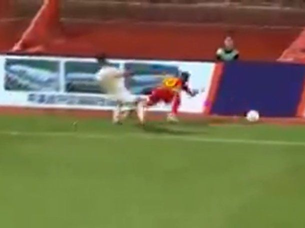 China: un futbolista se fracturó la cervical tras chocar contra un cartel publicitario