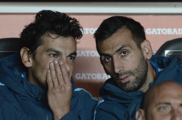 Sebastián Torrico en el banco de suplentes