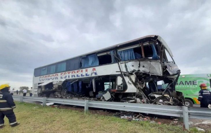 Choque entre un micro y un camión en Carmen de Areco: al menos un muerto