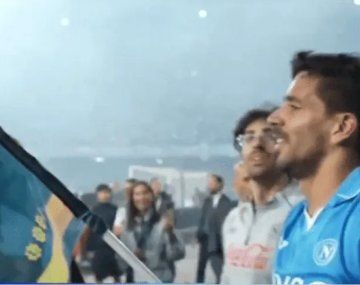 El emocionante festejo de Gio Simeone con una bandera de Diego Maradona en Boca