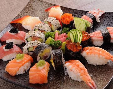 Los locales de sushi enfrentan la crisis a su manera. 