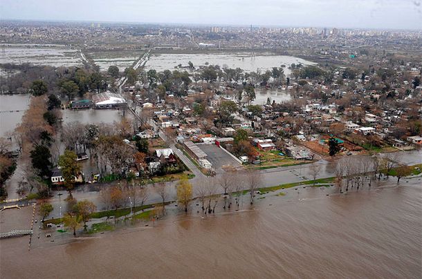 Ya hay zonas anegadas por la crecida del Río de la Plata