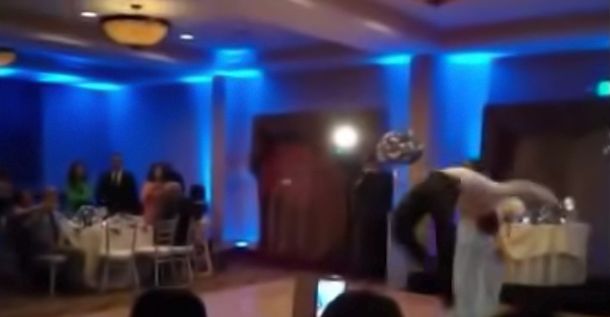 Un amigo del novio casi mata a una dama de honor con su pirueta