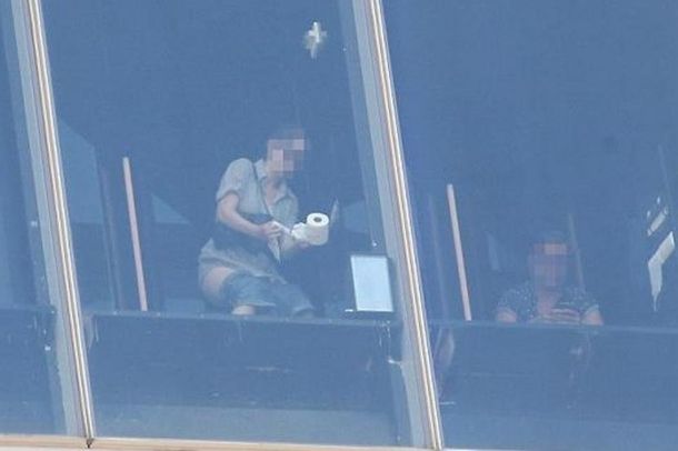 Un hotel de Nueva York tiene baños vidriados que dan a la calle