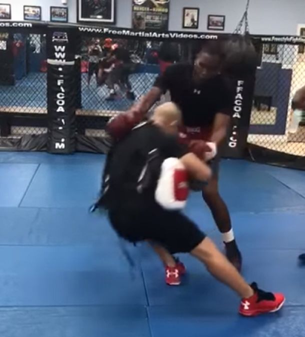 El entrenador quedó tendido en el suelo