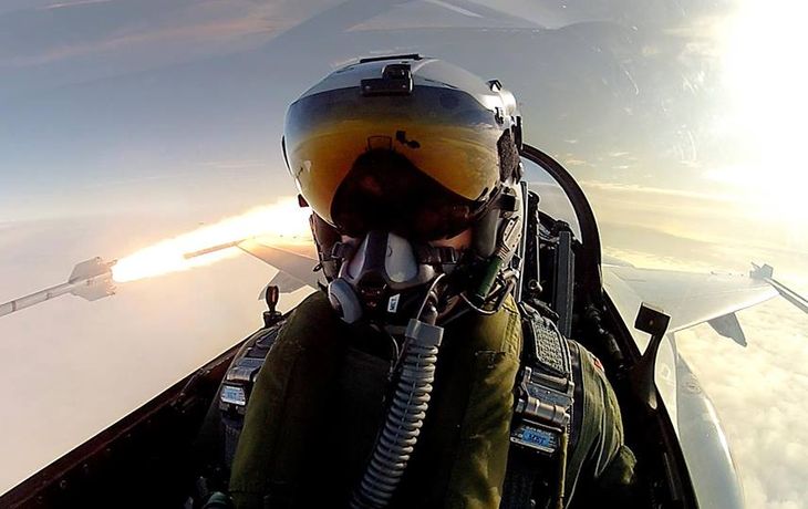¿Será verdad? Un piloto de combate publica una selfie mientras dispara un misil