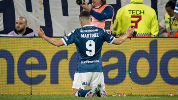 serie abierta y con polemicas: racing vencio 1-0 a velez en liniers por los cuartos de la copa libertadores