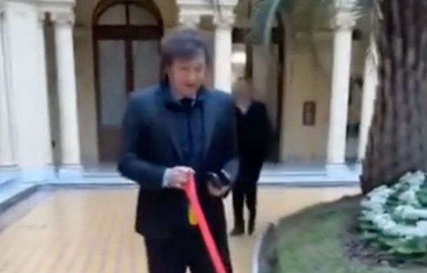 Javier Milei se filmó paseando al perro en Casa Rosada