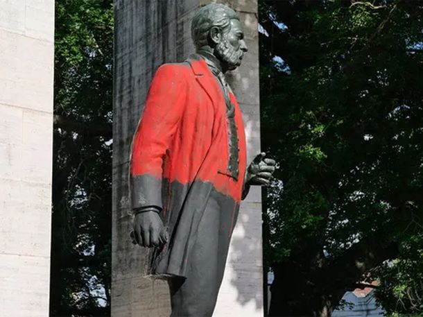 Vandalizaron el monumento a Ovidio Lagos en Rosario