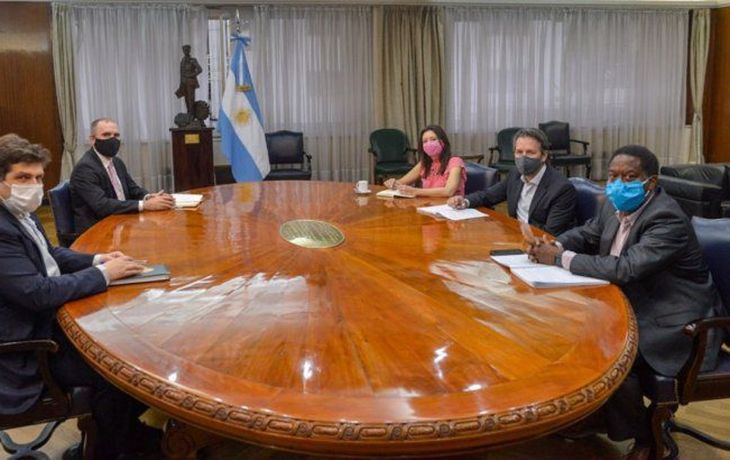 Una de las reuniones del Gobierno y la misión del FMI.