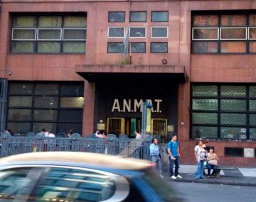 Prohíben la venta de una marca de golosinas y varios productos médicos