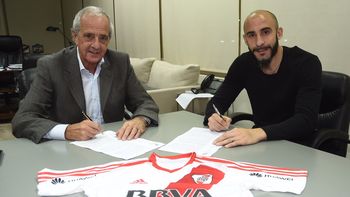 Javier Pinola firmando con River tras pagar la clausula de rescisión Javier Pinola firmando con River tras pagar la clausula de rescisión