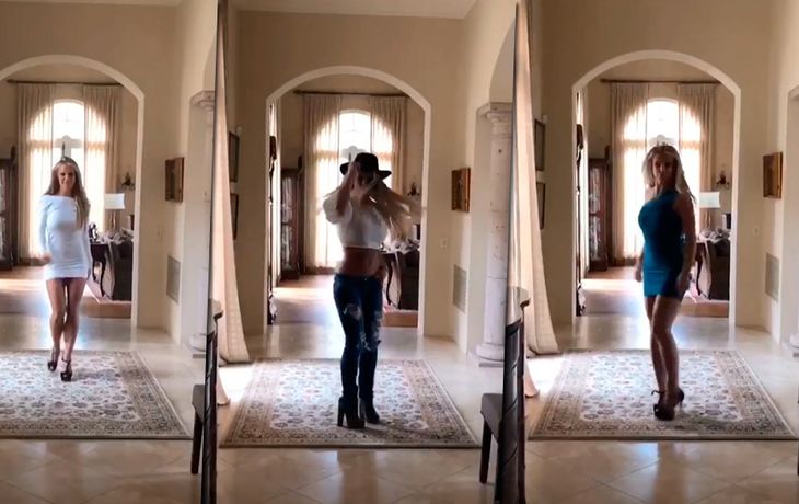 Britney Spears, desfilando en su mansión
