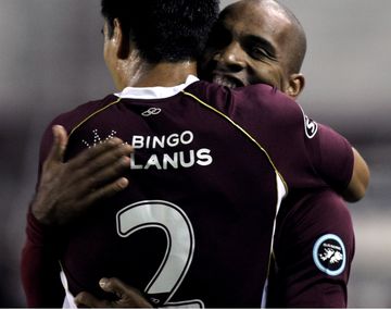 Lanús venció a All Boys sobre la hora y se escapa en la punta